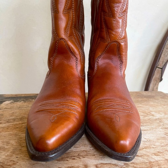 CAPEZIO Cute 80’s Brown Leather Cowboy Boots Embroidered Stitching. 8 1/2 USA!!! - Picture 14 of 14